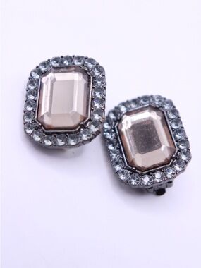 Dana Buchman modern couture style Mauve Crystal on Gunmetal tone clip Earrings